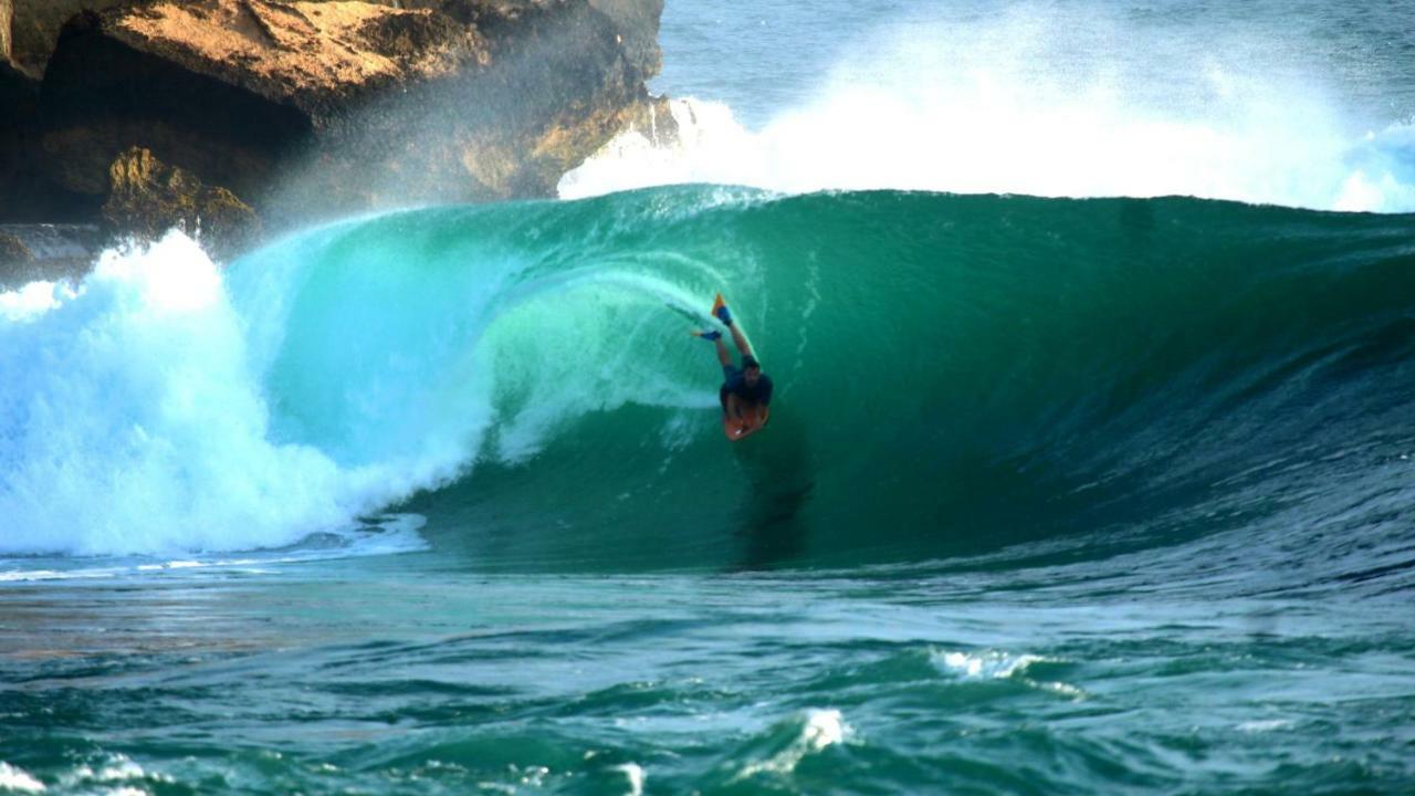 Arrys Watukarung Surfcamp Hotel Kalak Exterior foto
