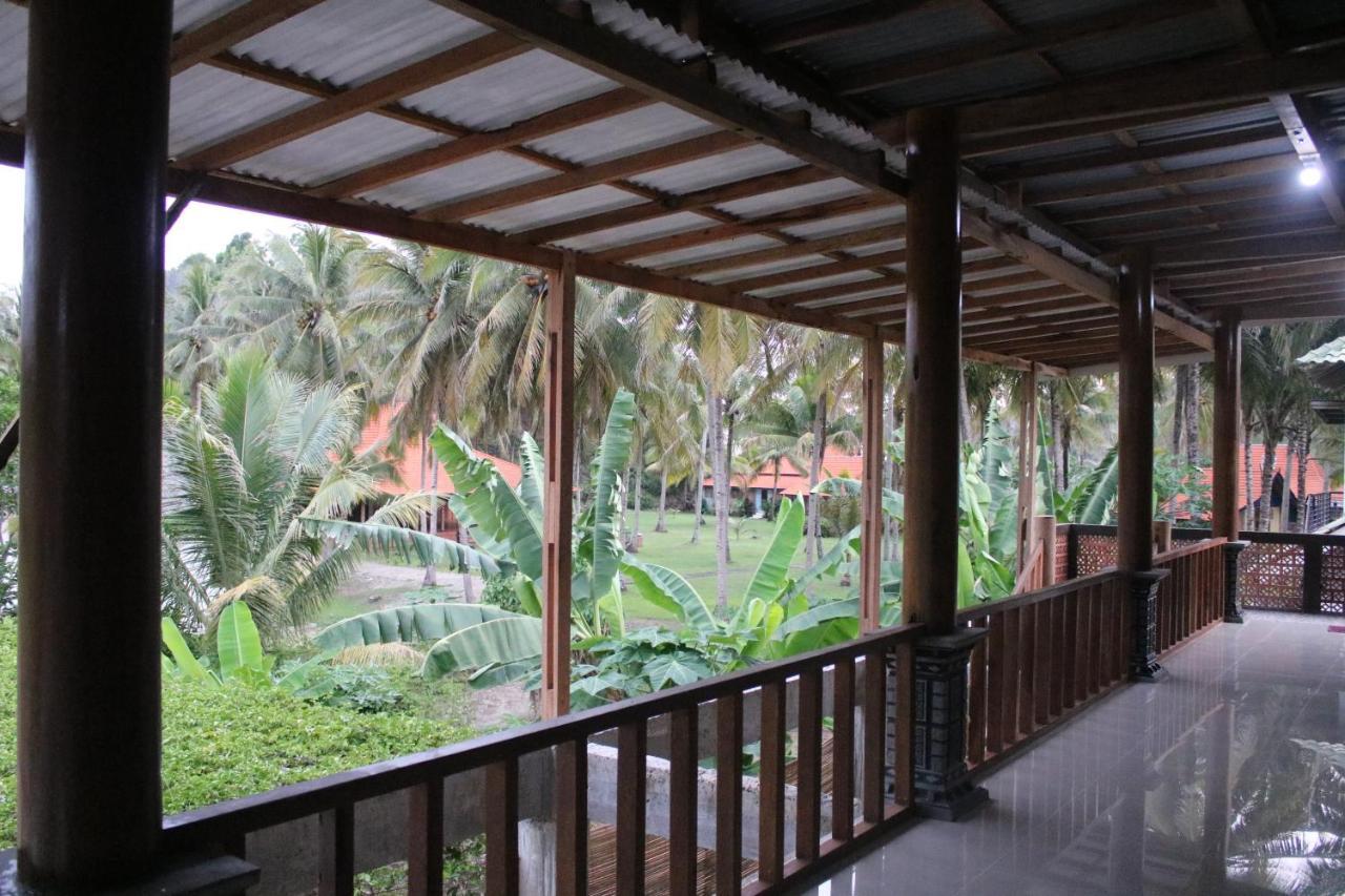 Arrys Watukarung Surfcamp Hotel Kalak Exterior foto